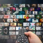 Állandóan megy a tévé otthon? – a háttérzaj kedvelők 5 legjellemzőbb személyiségvonása