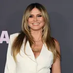 Inkognitóban bulizott a Coachellán Heidi Klum, ebben az extravagáns szettben érkezett