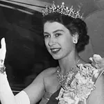 Megnyílt II. Erzsébet királynő ékszereinek történelmi kiállítása Londonban