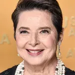 2026 legszebb rusztikus konyhája? Isabella Rossellini okos tárolással újraértelmezi a konyhaszigetet