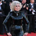 Jane Fonda 88 évesen is elképesztően stílusos – szűk, csillogó ruhában jelent meg Cannes-ban