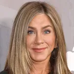 Jennifer Aniston fürdőszobáját szinte teljesen fa borítja – ettől hat ennyire elegánsnak és fényűzőnek
