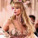 Jennifer Lawrence visszahozta azt a színt, amit évek óta kerülünk – 2026 nyarán újra ez lett a trend