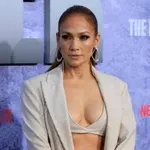 Jennifer Lopez selyem miniruhája a tökéletes olasz nyári inspiráció