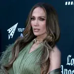 Jennifer Lopez áttetsző csipkefelsős szettje lehet az egyik legjobb őszi inspiráció