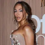 Jennifer Lopez apró bikiniben mutatta meg lapos hasát, és fontos üzenetet küldött a nőknek