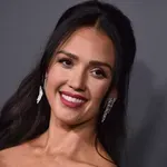 A 45 éves Jessica Alba bikinis fotóján pörög most a net, csak úgy ömlenek a kommentek