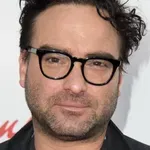 Ilyen vendégszobában aludnál az Agymenők sztárjánál – csíkos tapéta, perzsa szőnyeg és egy különleges ágyvég