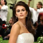 Kaia Gerber fekete szoknyáját ez a fontos kiegészítő teszi igazán különlegessé
