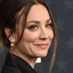 Nagy dobás: Kaley Cuoco mustársárga bársonykanapéja lehet 2027 új neutrálisa