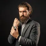 Mit jelent, ha valaki a jobb kezén hordja az órát?