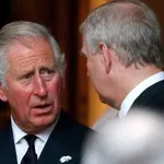 Károly király nem kér kegyvesztett testvéréből