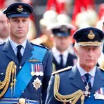 Kiderült: Károly királynak esze ágában sincs átadni a trónt Vilmos hercegnek