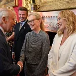 Hoppá! Kate Winslet áttetsző csipkeruhában találkozott Károly királlyal