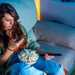 A túl sok telefonozás tényleg öregíti az arcbőrt? – a bőrgyógyász elárulja