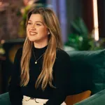 Kelly Clarkson zöld bársony ruháját akarja most mindenki – karácsonyra tökéletes