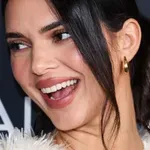 Túl üresnek hat a fehér fal? Kendall Jenner egyetlen részlettel tette lélegzetelállítóvá a nappaliját
