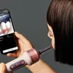 Debütált a Dyson CameraJet - az első fogkefe, ami kamerával keresi és vízsugárral távolítja el a lepedéket a fogak közötti résekből