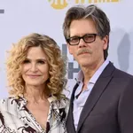 A szürke kanapé mégsem ment ki a divatból – Kevin Bacon nappalija megmutatja, mitől működik