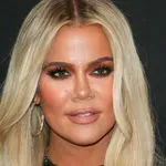 Egyetlen lámpa teszi felejthetetlenné Khloé Kardashian nappaliját – ez a legjobb ötlet