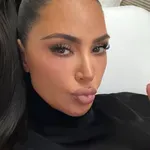 Kim Kardashian megmutatta, hogyan lehet ősszel is rózsaszínt viselni, ebben az áttetsző dressben szurkolt Lewis Hamiltonnak
