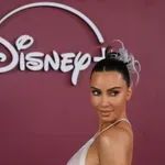 Alig van benne bútor – mégis ezért beszél most mindenki Kim Kardashian nappalijáról