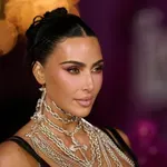 Kim Kardashian egy biztostűkkel tarkított dressben pompázott – itt a fotó