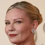 Kirsten Dunst nappalijában a terrakotta, a mustársárga és a kék meglepően jól működik együtt