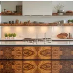 Ez a faanyag, amit eddig túl merésznek hittél – most a konyhabútorokon hódít