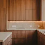 2026-os konyhatrend: így újítsd meg a fa konyhaszekrényeket, hogy modernnek hassanak