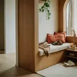 Nem a kanapé a nappali legmeghittebb helye – egy régi megoldás újra divatba jön