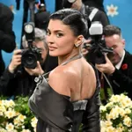 Kylie Jenner ebben a tüzes piros bőrdzsekiben indította be az ünnepi szezont