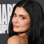 Kylie Jenner merész, pinkszínű tollruhájáról beszél most mindenki – egyszerűen mesés
