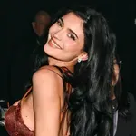 Kylie Jenner narancsszínű ruháját akarja most mindenki – egyszerűen mesés