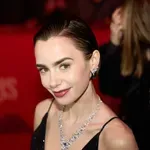 Megható fotókat posztolt nagybeteg édesapjáról Lily Collins – ilyen állapotban van most a legendás zenész