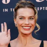 Margot Robbie átlátszó fűzős ruhában perzselte fel a vörös szőnyeget