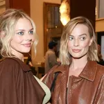 Híres hasonmásával pózolt Margot Robbie, félelmetes mennyire egyformák