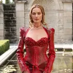Divatforradalmat indított Margot Robbie az Üvöltő szelek sajtóturnéján viselt szettjeivel
