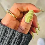 Idén májusban ezzel a csavarral viseljük a matcha zöld manikűrt