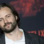 Púderkék ágyak és vintage részletek – ezért dicsérik most a tervezők a Stranger Things alkotójának vendégszobáját