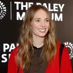 Maya Hawke áttetsző Prada szettjétől az áll is leesik – fotók