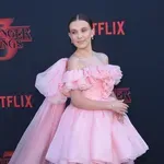 Millie Bobby Brown Barbie-rózsaszín szettjét imádja most a világ: ebben a randizott a férjével