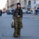 Ez a 3 nadrág diktálja a divatot idén télen – nagy zsebek és fűzők díszítik