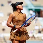 Naomi Osaka divatbemutatóvá változtatta a Roland Garrost, elképesztő szettekben vonul fel