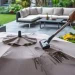 Makacs foltok a napernyőn? A magasnyomású mosás csak ront a helyzeten