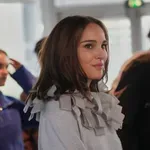 Natalie Portman francia kismamastílusa: vintage ruhában villantotta meg pocakját