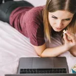 A Netflix új dokumentumsorozata felrobbantotta az internetet: szívszorító vallomásokat tesznek a romantikus csalások áldozatai