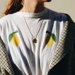 A póló, amiben nem kell feszengened – ezt hordjuk a crop top helyett 2026 nyarán