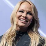 Pamela Anderson merész Gucci ruhájáról beszél most mindenki, egyszerűen mesés