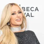 Paris Hilton áttetsző fekete ruhában vonzotta magára a tekinteteket New Yorkban